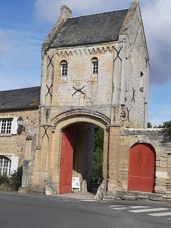 real-priory-gatehouse-saint-gabriel-brecy-calvados